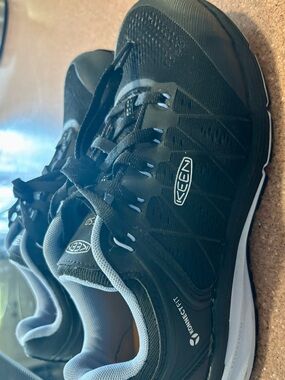 Keen Utility Slip-Resistant Shoes in Black and light gray.Composition Safety Toe